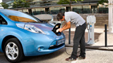 Nissan LEAF, l'auto elettrica si governa dallo smartphone