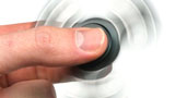Fidget Spinner è lo ''yo-yo'' del terzo millennio. Ecco cos'è e come funziona la trottola antistress in voga tra i giovani