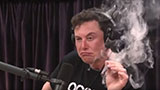 Elon Musk fuma erba in pubblico, e la NASA indaga sulla sicurezza di SpaceX